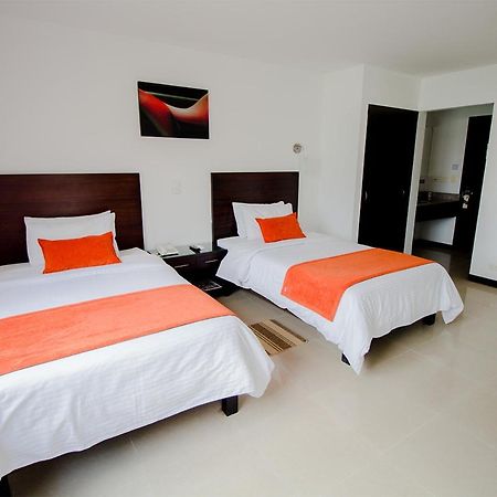 Hotel Pinares Plaza Pereira Exteriör bild
