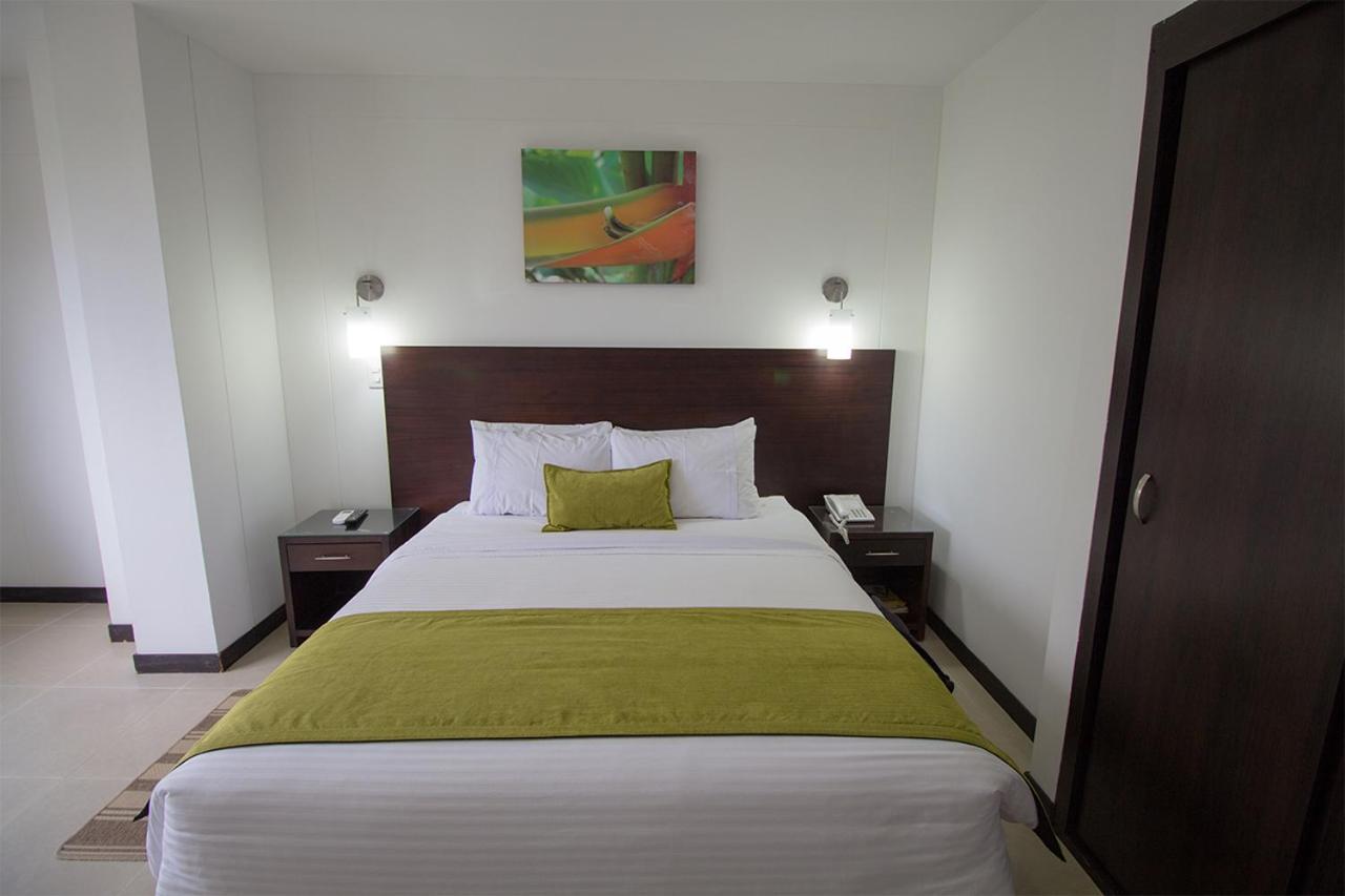 Hotel Pinares Plaza Pereira Exteriör bild