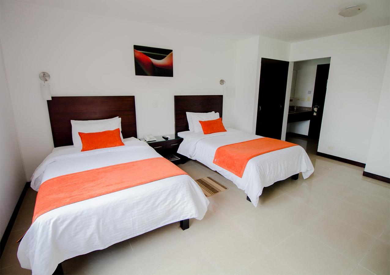 Hotel Pinares Plaza Pereira Exteriör bild