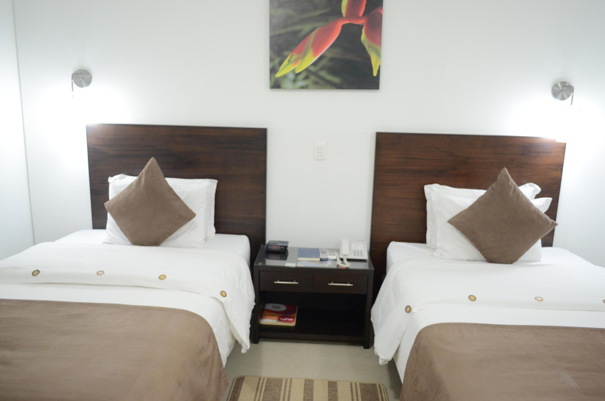 Hotel Pinares Plaza Pereira Exteriör bild