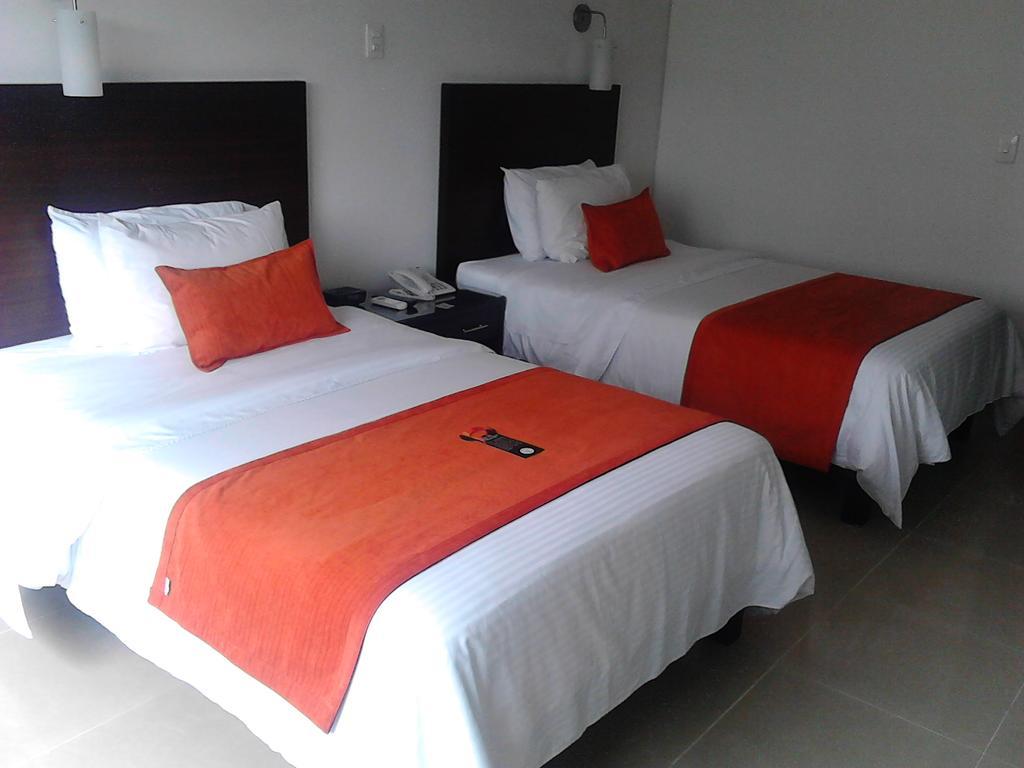 Hotel Pinares Plaza Pereira Exteriör bild