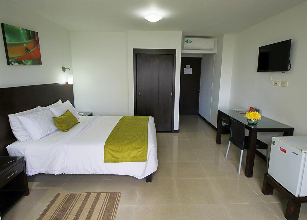 Hotel Pinares Plaza Pereira Exteriör bild