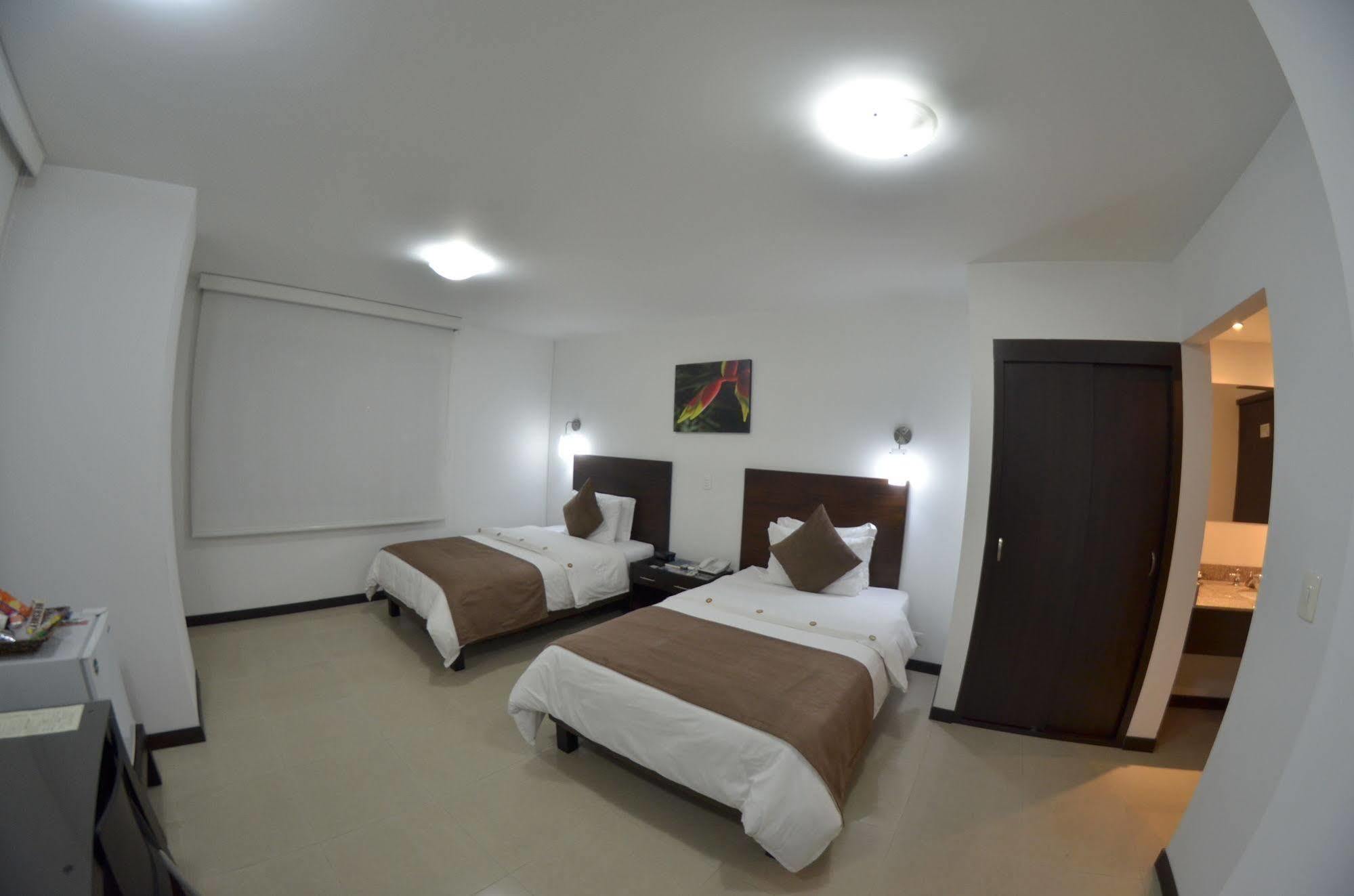 Hotel Pinares Plaza Pereira Exteriör bild