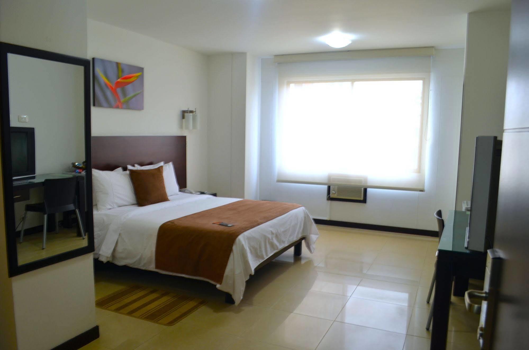 Hotel Pinares Plaza Pereira Exteriör bild