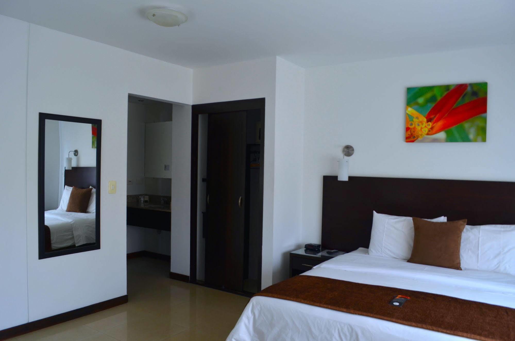 Hotel Pinares Plaza Pereira Exteriör bild