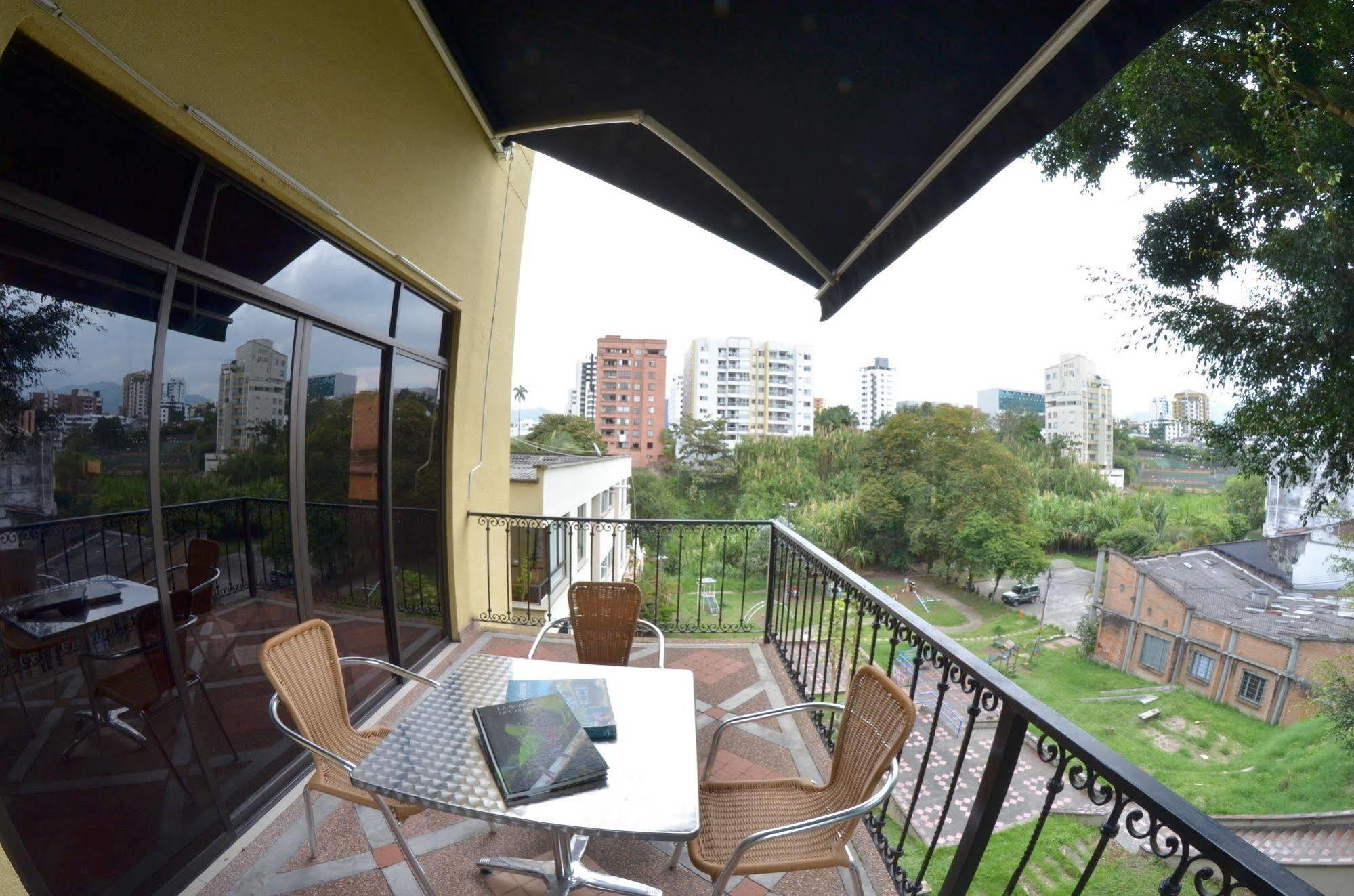 Hotel Pinares Plaza Pereira Exteriör bild