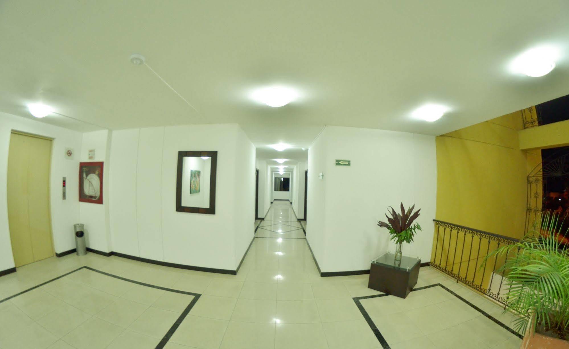 Hotel Pinares Plaza Pereira Exteriör bild